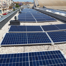 Paneles solares en el concesionario Serchapa, instalados por Cubierta Solar