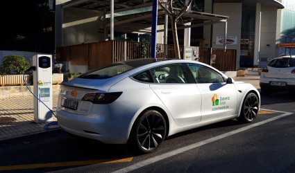 Punto de recarga con Tesla + subvención