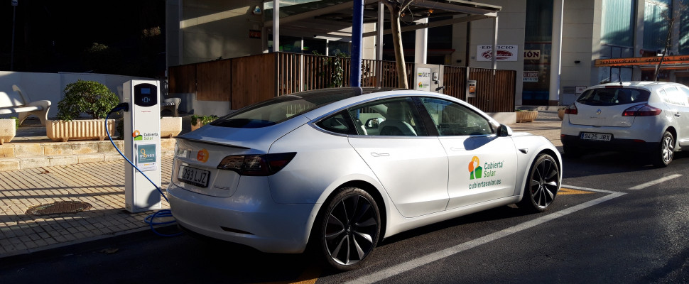 Punto de recarga con Tesla + subvención