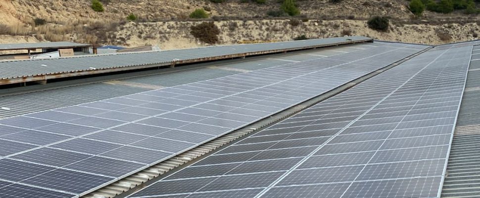 Instalación en la empresa de componentes de calzado Evathink. Cubierta Solar