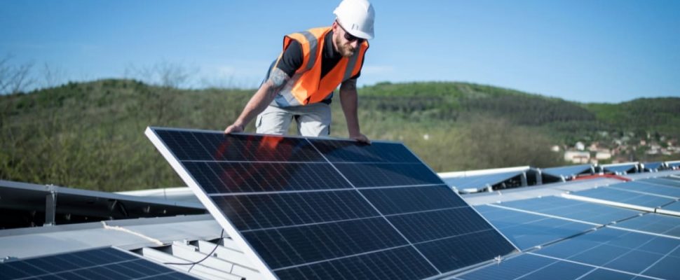 Instalación fotovoltaica conectada o aislada mantenimiento